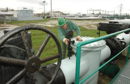 Cez Družbu k nám tečie 80 percent ropy, ale Zelenského taktika neohrozuje iba Slovákov