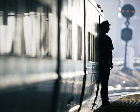 Neprispôsobiví môžu ľudí z vlakov vytlačiť. Bez dozoru bude väčšina regionálnych spojov