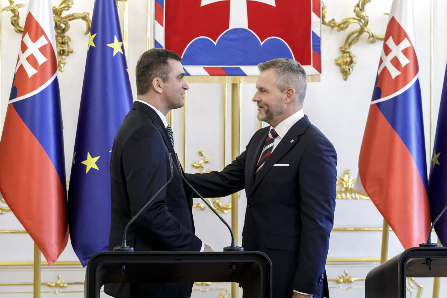 Na snímke prezident SR Peter Pellegrini (vpravo) a predseda Slovenskej akadémie vied Martin Venhart (vľavo) počas tlačovej konferencie v Prezidentskom paláci 3. septembra 2025 v Bratislave. FOTO TASR - Dano Veselský