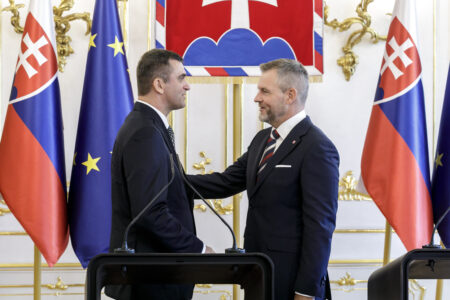 Pellegrini prijal šéfa SAV a postavil sa za vedcov. Vláde odporúča uzavrieť tému mRNA vakcín