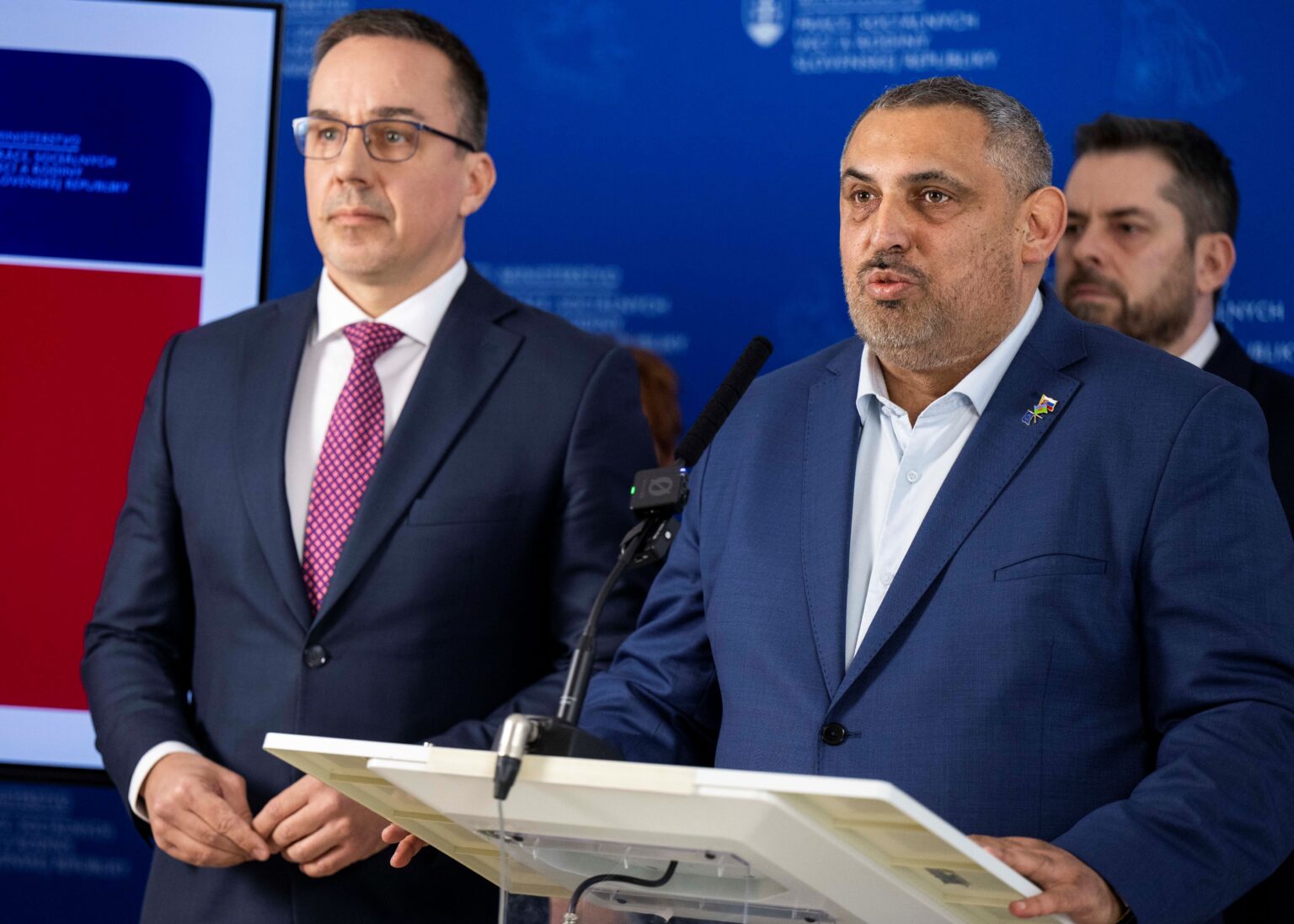 Erik Tomáš (Hlas-SD) a splnomocnenec vlády SR pre rómske komunity Alexander Daško. Foto: Jakub Kotian/TASR