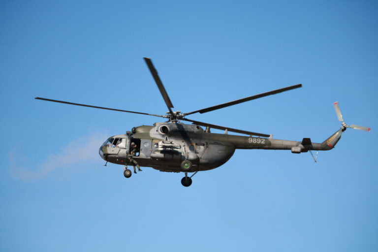 Česko posiela do Poľska vojakov aj vrtuľníky, reaguje na prítomnosť dronov