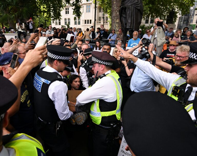 V Londýne zatkli takmer 900 ľudí, za podporu Palestine Action im hrozí väzenie