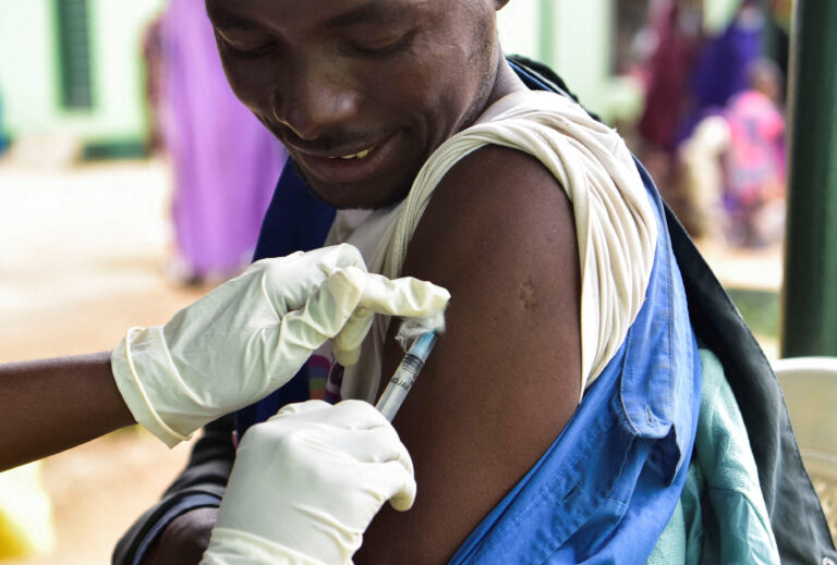 USA pokračujú v boji proti HIV. Injekčný liek smeruje dvanástim krajinám