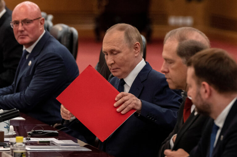 Vladimir Putin ordnet Unterlagen zu Beginn eines bilateralen Treffens mit Chinas Präsident Xi Jinping (nicht im Bild). Foto: Reuters/Pool