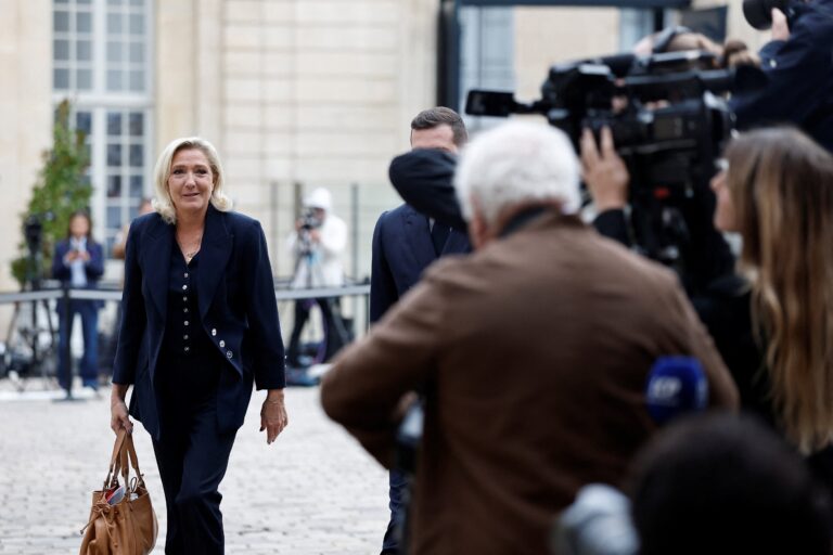 Politické zemetrasenie vo Francúzsku. Vláda čelí pádu a Le Penová hľadá cestu späť