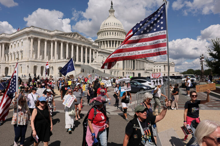 FBI v Trumpovom hľadáčiku. Prepustili stovky agentov pre účasť na protestoch