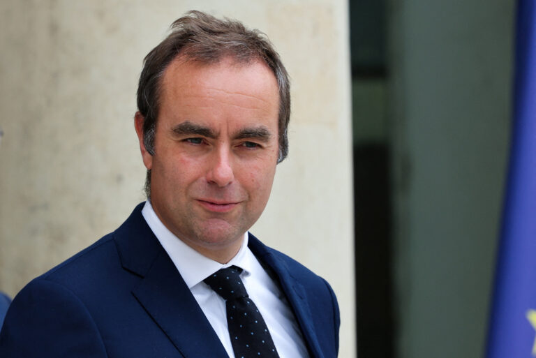 Lecornu pozastaví dôchodkovú reformu, chce prežiť hlasovania o nedôvere