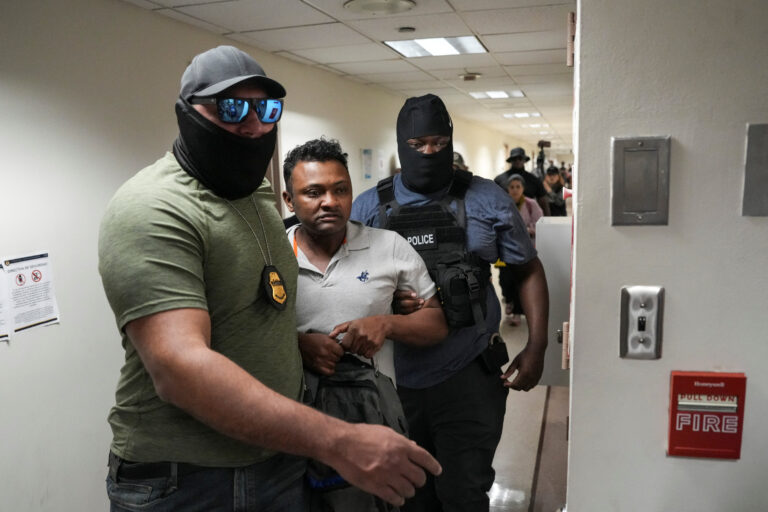 Prísne imigračné zásahy majú zelenú. Najvyšší súd opäť podporil Trumpa