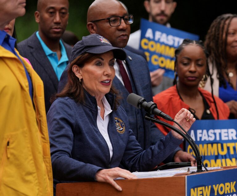 Hochulová obchádza obmedzenia, vakcíny budú opäť pre každého