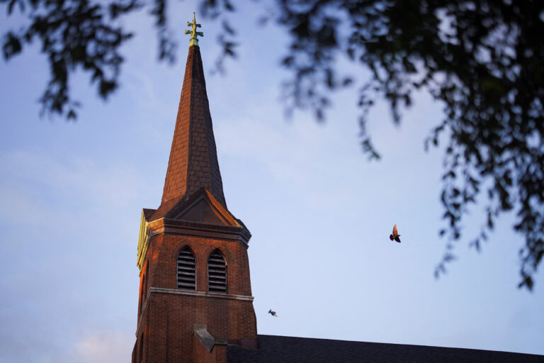Náboženské skupiny žalujú Trumpovu administratívu za porušovanie práva na vieru