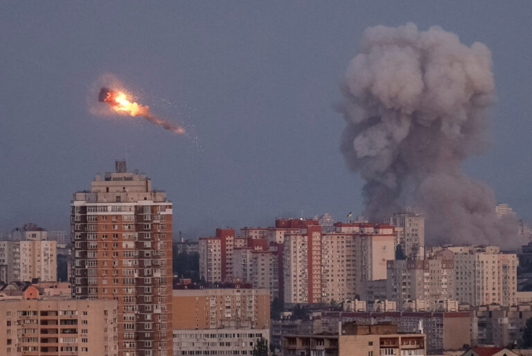 Russische Rakete über Kiew. Foto: Gleb Garanich/Reuters