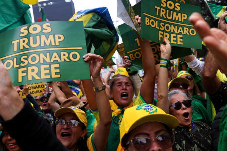 Demonstranten bekunden ihre Unterstützung für den ehemaligen brasilianischen Präsidenten Jair Bolsonaro. Foto: Amanda Perobelli/Reuters