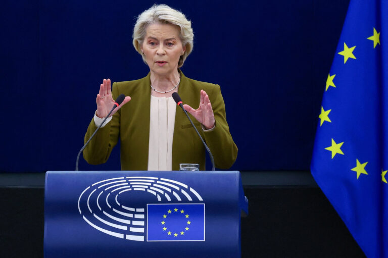 Európa potrebuje širšiu odpoveď na hybridné hrozby, vyhlásila Leyenová