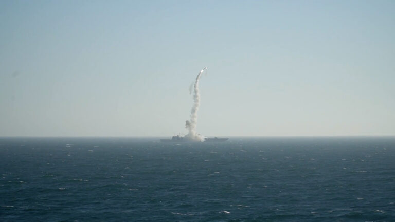 Rusi otestovali hypersonickú raketu, podľa Putina letí násobne rýchlejšie ako zvuk