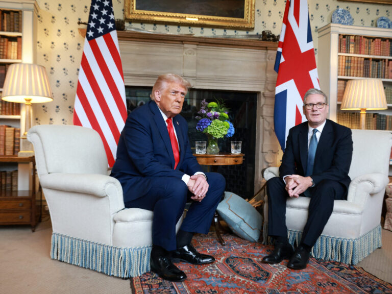 Zľava Donald Trump a Keir Starmer. Foto: Ian Vogler/Pool/Reuters