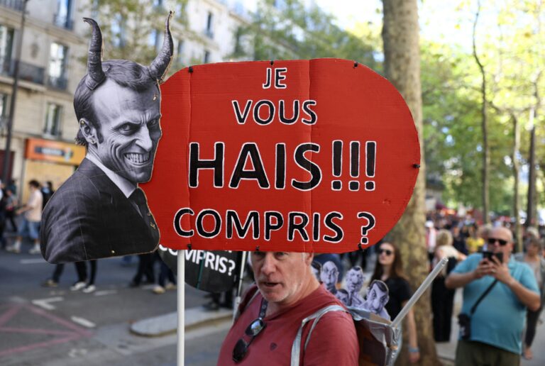 „Nenávidím ťa! Rozumieš?“ znie nápis, ktorý drží v rukách protivládny demonštrant vo Francúzsku. Foto: Tom Nicholson/Reuters