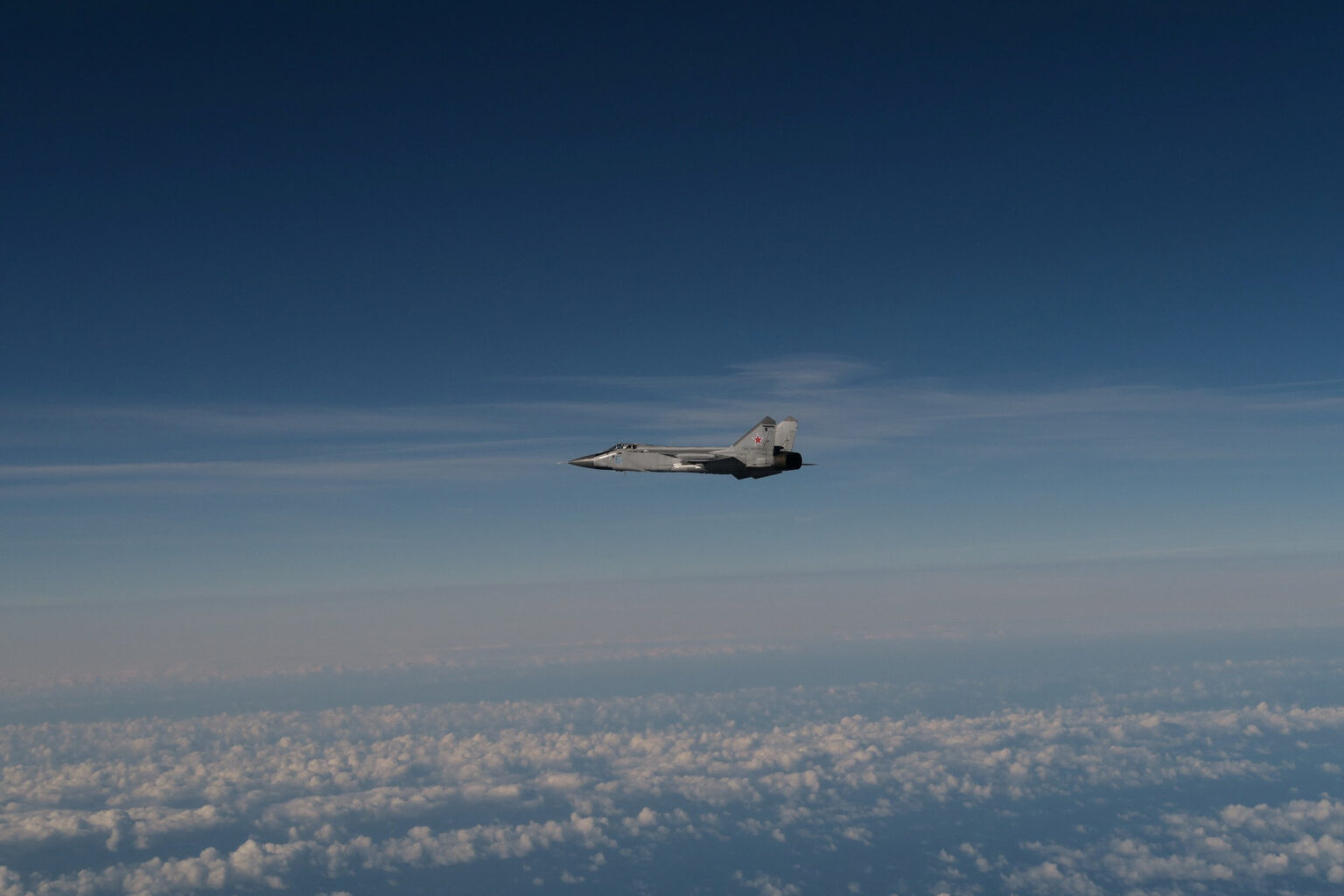 Ruská stíhačka MiG-31 údajne narúša estónsky vzdušný priestor. Foto: Swedish Armed forces/Handout via Reuters