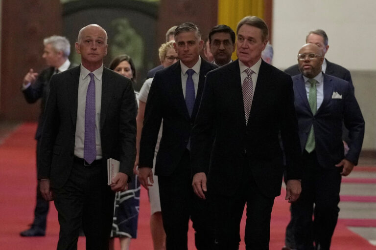 Americkí zákonodarcovia uskutočnili vzácnu návštevu Číny