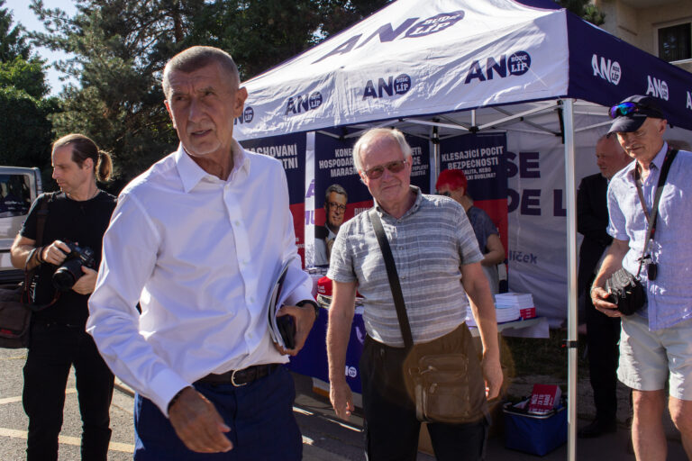 Mužovi, ktorý napadol Babiša barlou, hrozí päť rokov väzenia