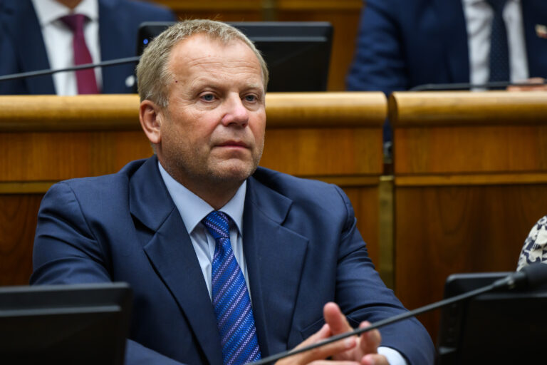 Ledecký upozornil na chaos v akčnom pláne pre rómske komunity