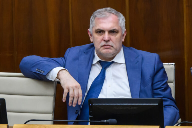 Michelko nepočíta s hlasom Ferenčáka, Karas obhajuje ústavnú zmenu