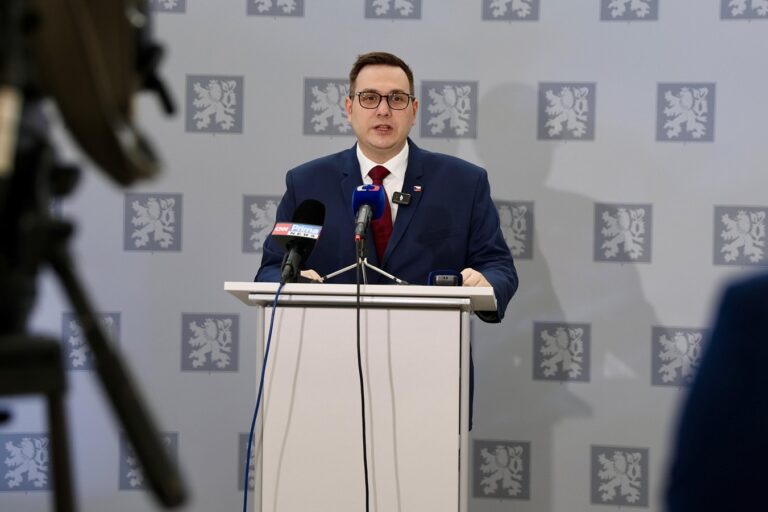 Česká ambasáda v Moskve čelila vandalom, na budove zanechali vulgárne odkazy