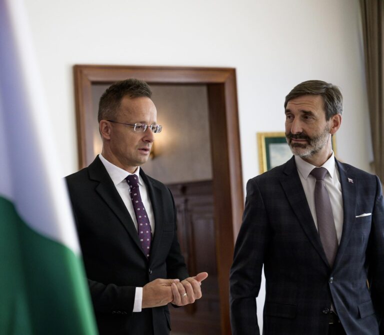 Szijjártó a Blanár budú brániť dodávky ruského plynu a ropy