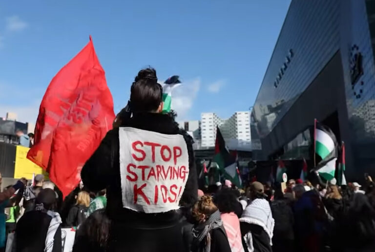 V Aucklande demonštrovali desaťtisíce ľudí na podporu Palestíny