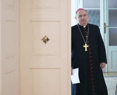 Arcibiskup Bober podstúpil kardiologický zákrok