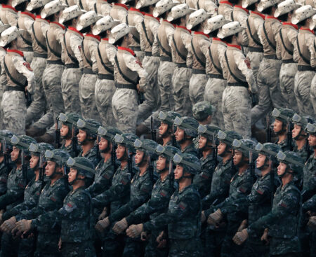 Čína ukázala nové zbrane. Svet si vyberá medzi mierom a vojnou, vyhlásil Si Ťin-pching