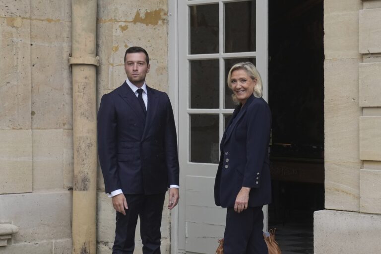 Marine Le Penová a Jordan Bardella.