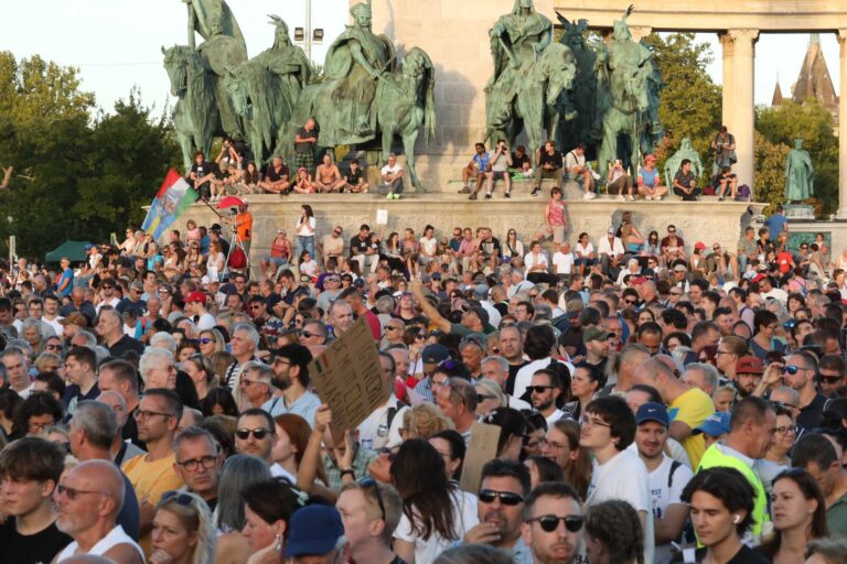 V Maďarsku ľudia demonštrovali proti míňaniu peňazí na propagandu