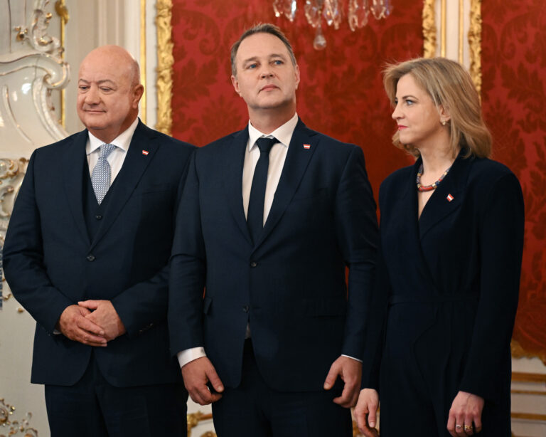 Christian Stocker, Andreas Babler und Beate Meinl-Reisinger. Foto: Thomas Kronsteiner/Getty Images