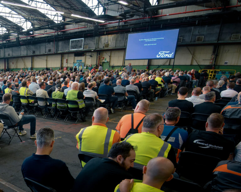 Mitarbeiter warten auf den Beginn einer Mitarbeiterversammlung im Ford-Werk in Köln. Foto: Henning Kaiser/picture alliance via Getty Images