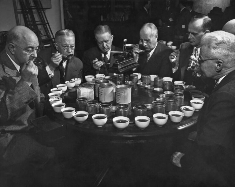Americká rada odborníkov na čaj sedí a testuje rôzne čaje v New Yorku v roku 1947. Foto: FPG/Getty Images