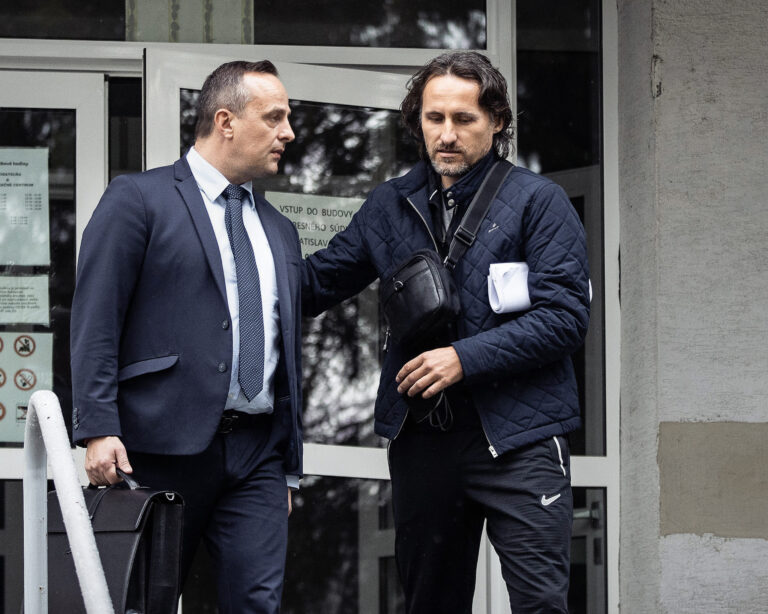 Ľudovít Makó (vpravo) s advokátom odchádza z budovy súdu. Foto: Jozef Jakubčo/Petit Press/Profimedia