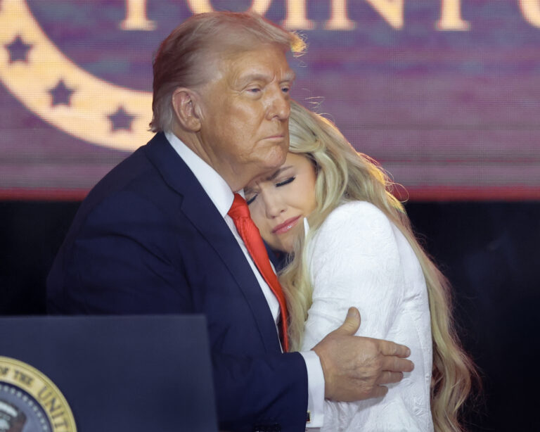 Donald Trump objímá Eriku Kirkovú počas spomienkovej slávnosti za jej manžela. Foto: Carlos Barria/Reuters