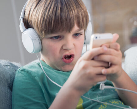 Virtuálny autizmus a odumieranie mozgu. Odborníci hovoria o potrebe nastaviť deťom digitálne hranice