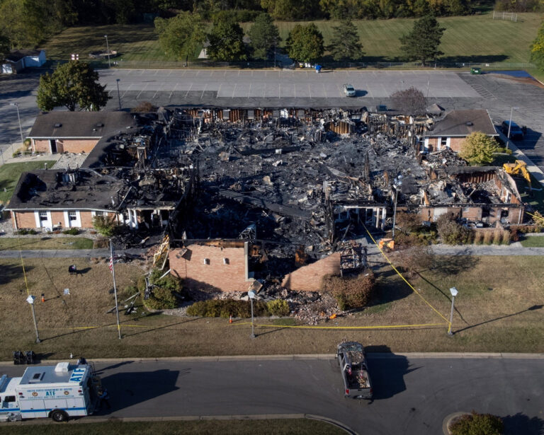 Trosky kostola Michigane po streľbe a podpálení. Foto: Mandi Wright/REUTERS