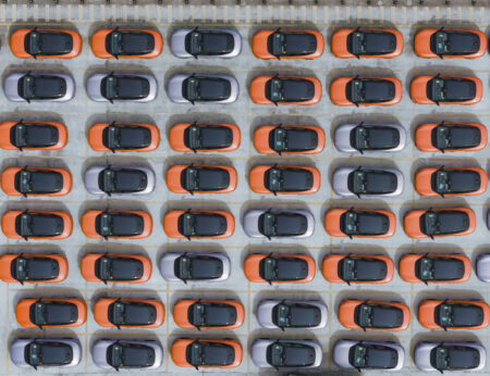 Elektromobily nabrali v Európe druhý dych. Vlajku nesú čínske modely, Tesla umiera