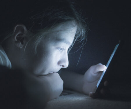 Displeje, ktoré stoja miliardy. Aký vplyv majú smartfóny na ekonomický rast