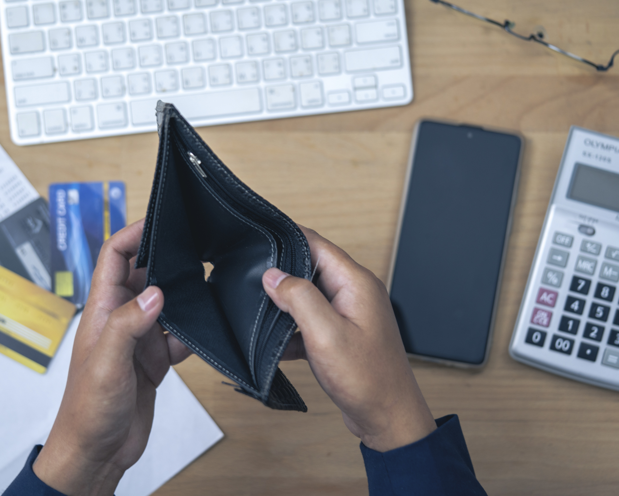 Až polovica národa žije od výplaty k výplate. Dôvera v štátne dôchodky sa prepadá