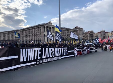 Kyjev medzi dvoma mlynskými kameňmi. Proti Black Lives Matter zasiahli nacionalisti z frontu