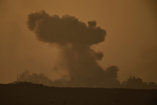 Dym stúpa k oblohe po izraelskom vojenskom útoku. Foto: TASR/AP