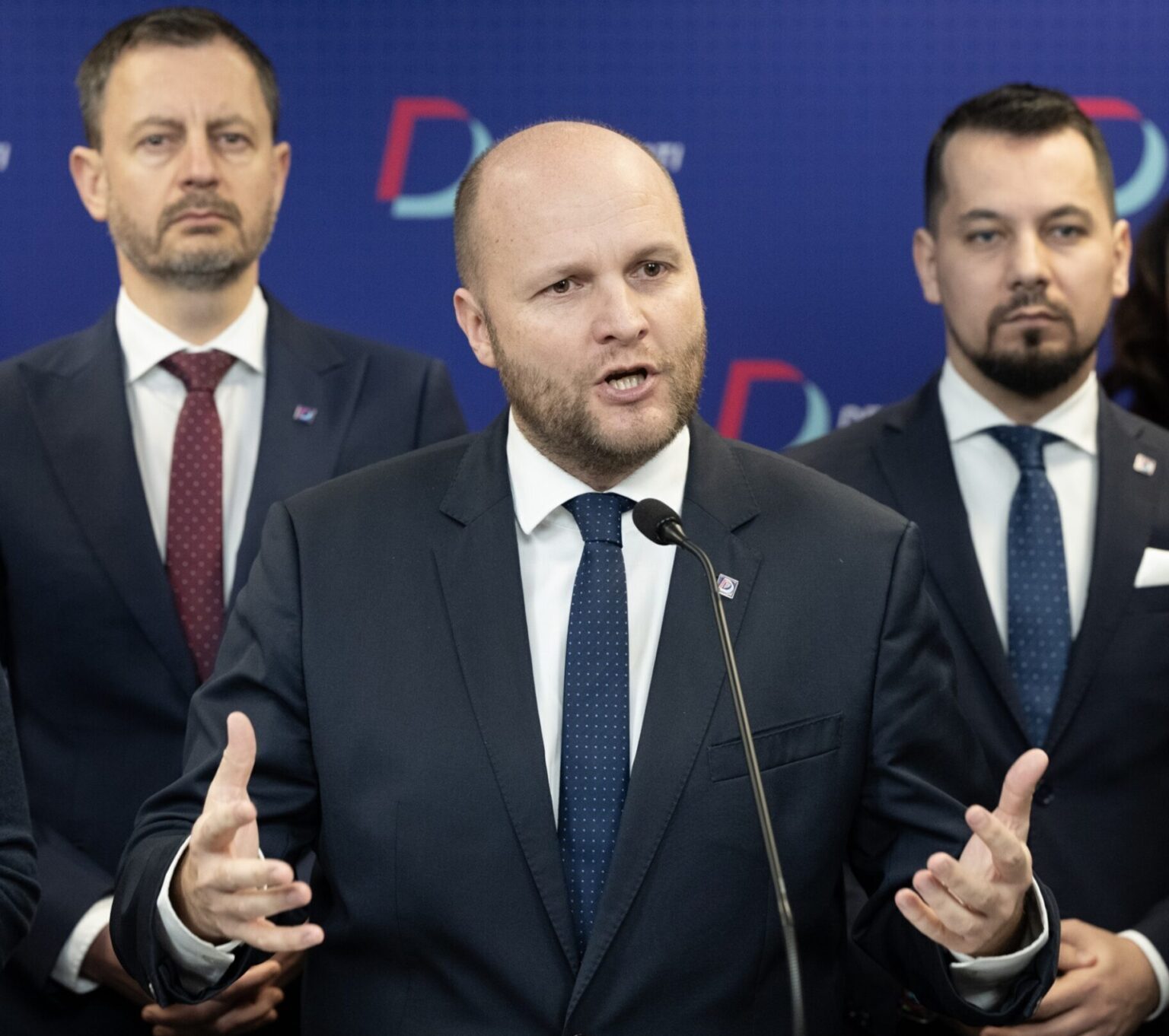 Jaroslav Naď, v pozadí zľava Eduard Heger a Juraj Šeliga. Foto: Pavel Neubauer/TASR 