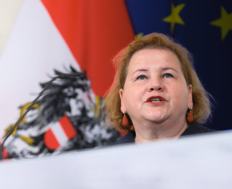 Kritik an geplanter Verpflichtung, ältere Mitarbeiter einzustellen