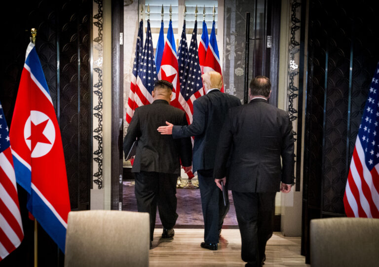 Prezident Trump a severokórejský vodca Kim Čong-un mali nevyspytateľné vzťahy. Stretli sa v roku 2018 na ostrove Sentosa v Singapure. Foto: Doug Mills/New York Times