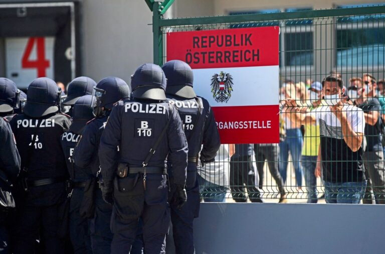 Wie viele Migranten werden in den kommenden Jahren für ihre teilweise illegale Einreise mit einem österreichischen Pass belohnt? Foto: Reuters