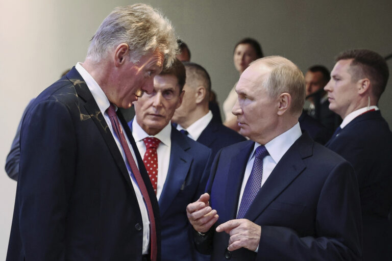 Ruský prezident Vladimir Putin (vpravo) sa rozpráva s hovorcom Kremľa Dmitrijom Peskovom. Foto: Alexander Kazakov/TASR